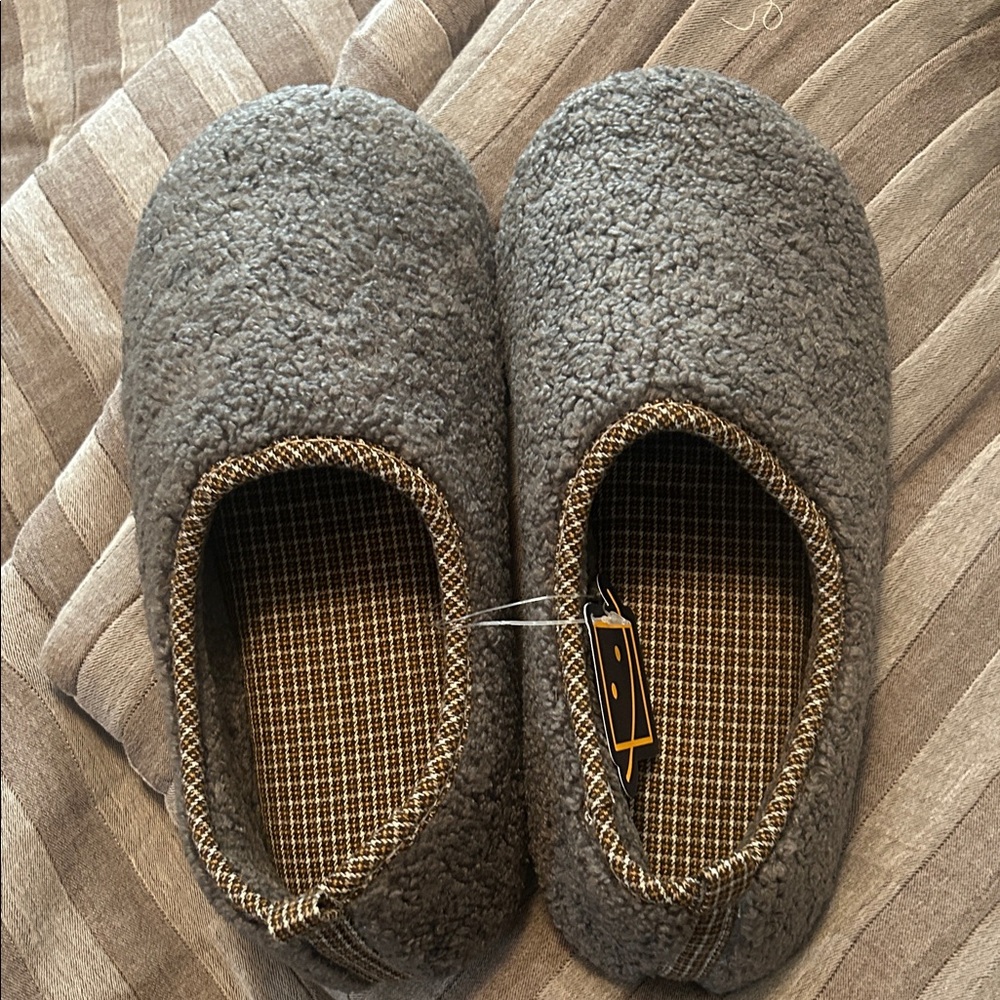 Men’s Cozy Gray Sherpa Slippers